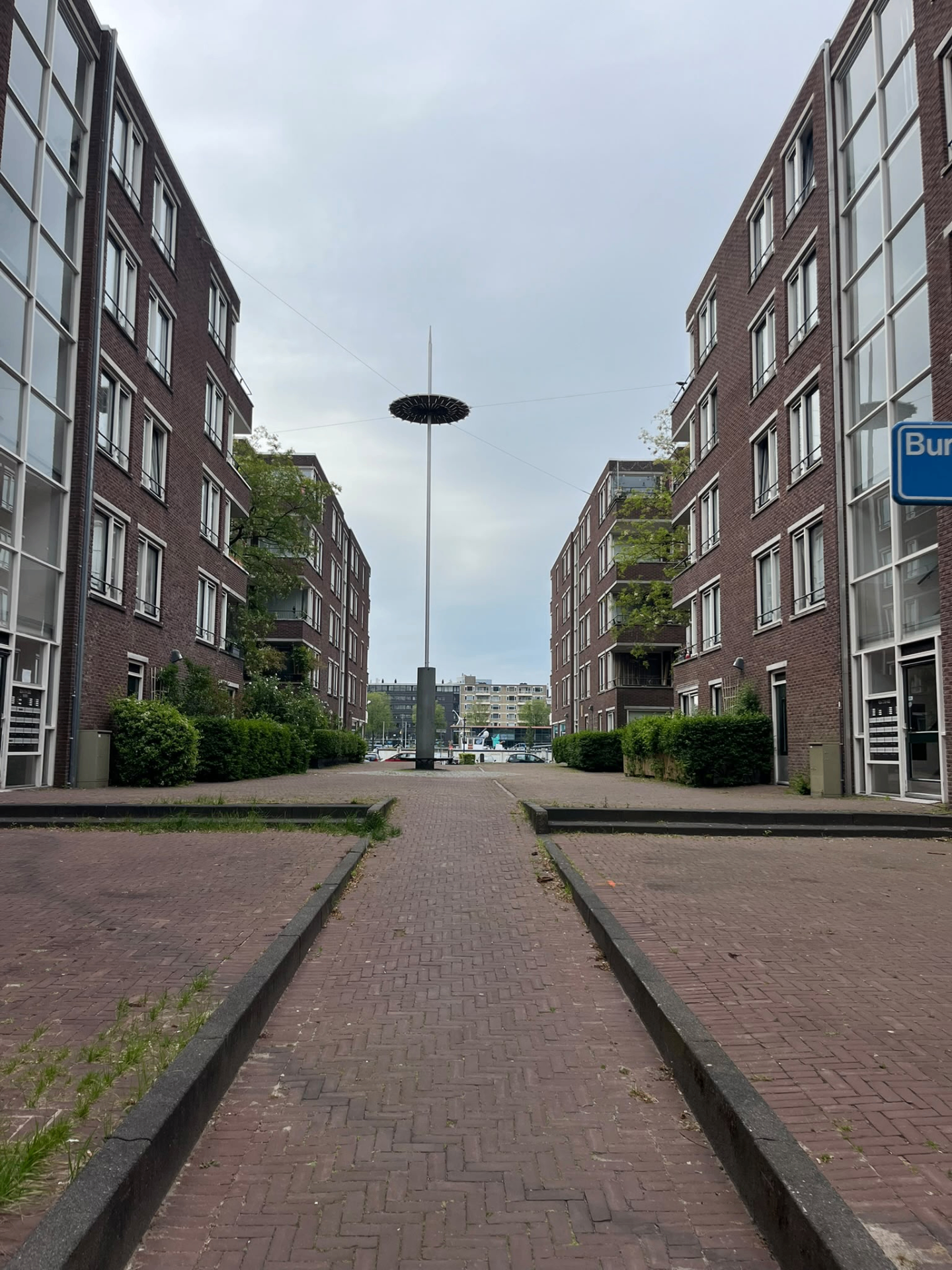 De Scheepsmasttuin op Noordereiland — bestrate binnenplaats met de scheepsmast in het midden